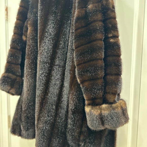 LUXURIOUS FUR COAT - Picture 6 of 12
